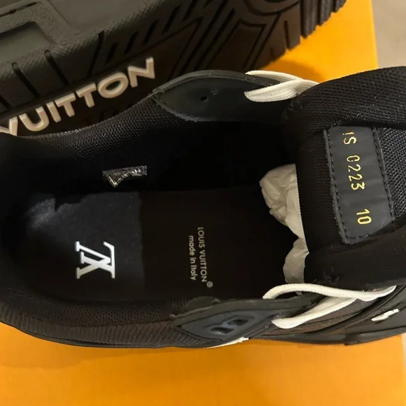 LOUIS VUITTON’S ARCH LIGHT SNEAKER 440N SIZE 10 BLACK, NEVER WORN